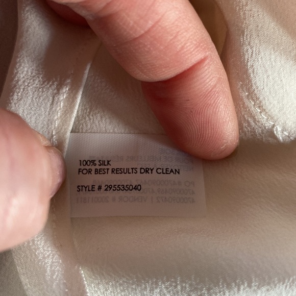 Club Monaco ladies gorgeous silk blouse in size extra small. - Picture 4 of 7